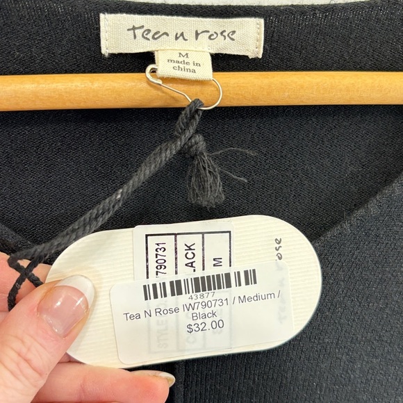 Tea n Rose Black V-Neck Sweater - Picture 3 of 4
